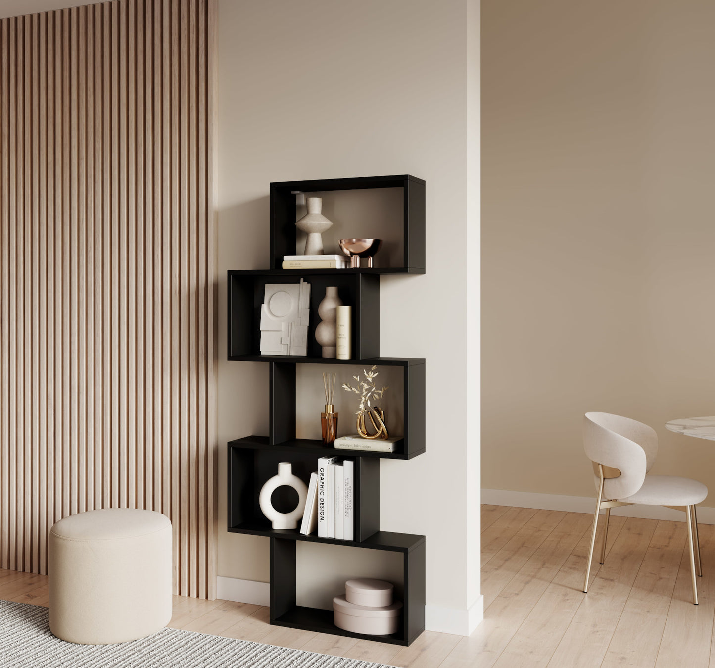 Czarny regał Sottis w stylu loft, z pięcioma otwartymi półkami, ustawiony przy ścianie w jasnym, eleganckim wnętrzu.