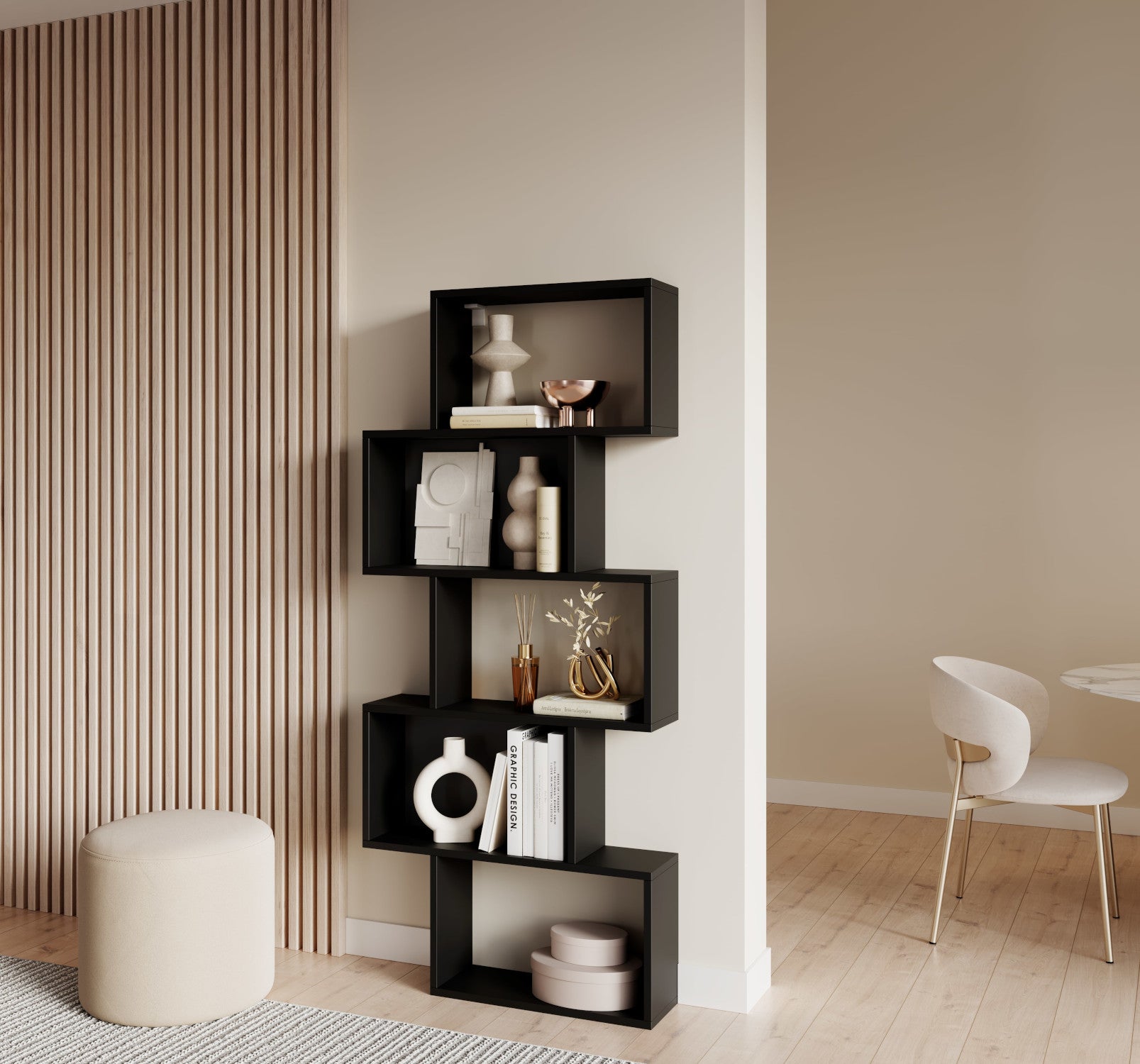 Czarny regał Sottis w stylu loft, z pięcioma otwartymi półkami, ustawiony przy ścianie w jasnym, eleganckim wnętrzu.