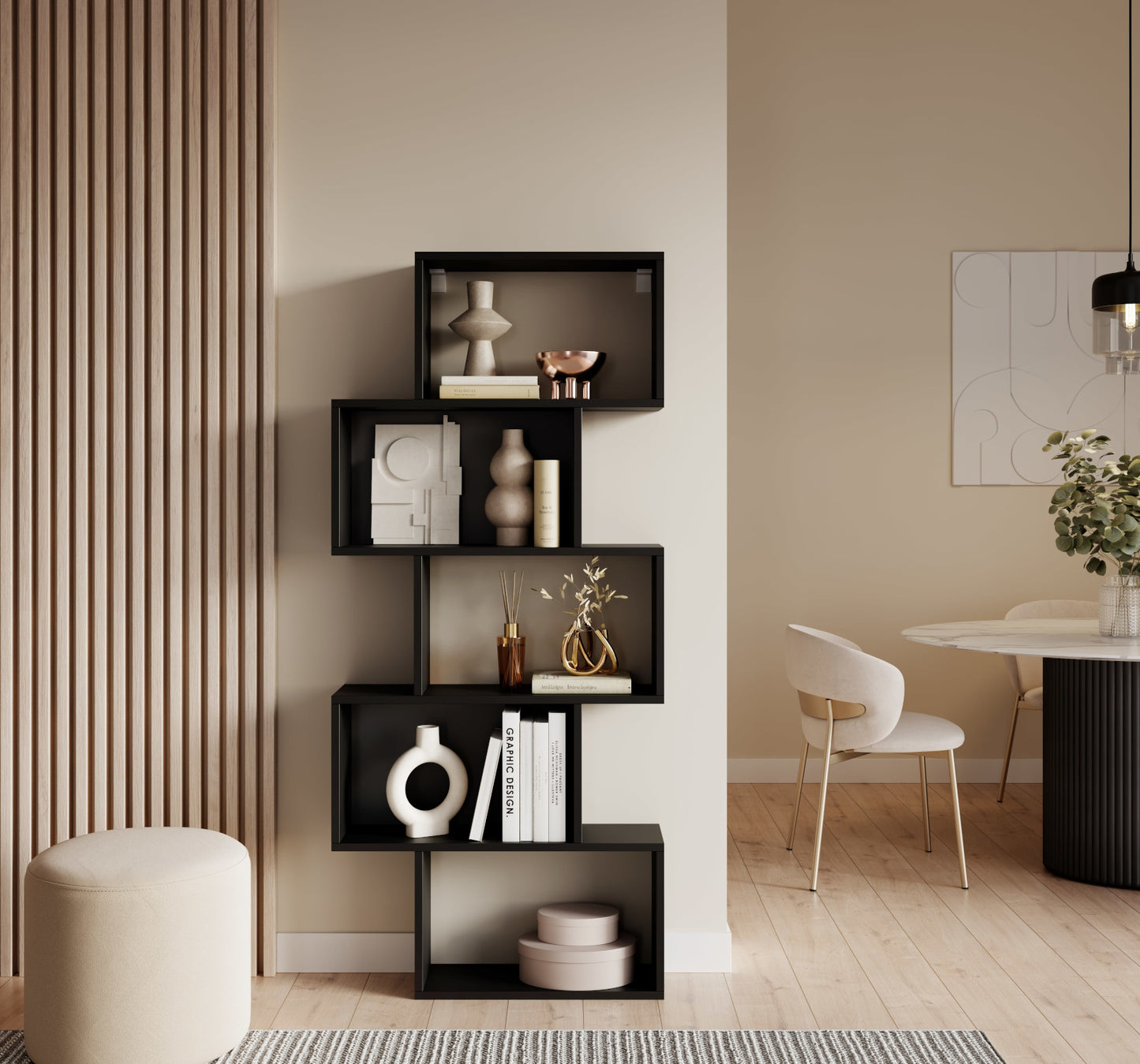 Nowoczesny czarny regał Sottis o asymetrycznym układzie, ustawiony w jasnym salonie z dekoracjami i książkami.