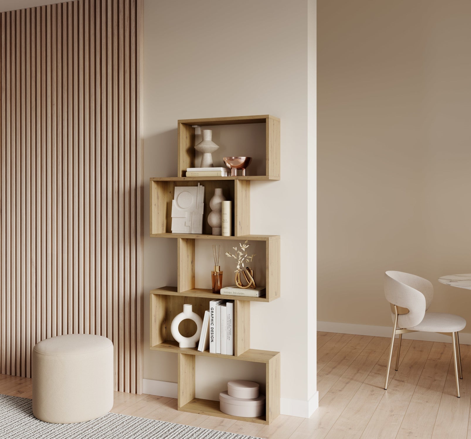 Regał Sottis dąb artisan z asymetrycznymi półkami w nowoczesnym wnętrzu – idealny do przechowywania i dekoracji. 