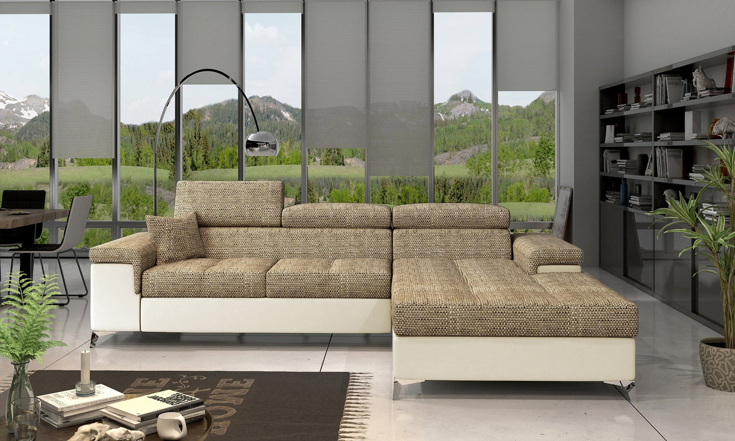 Narożnik Ricardo w kolorze Berlin 03 ciemnobeżowy / Soft 33, układ prawy – aranżacja w salonie – nowoczesny narożnik ustawiony w przestronnym wnętrzu z dużym oknem i minimalistycznymi dodatkami.