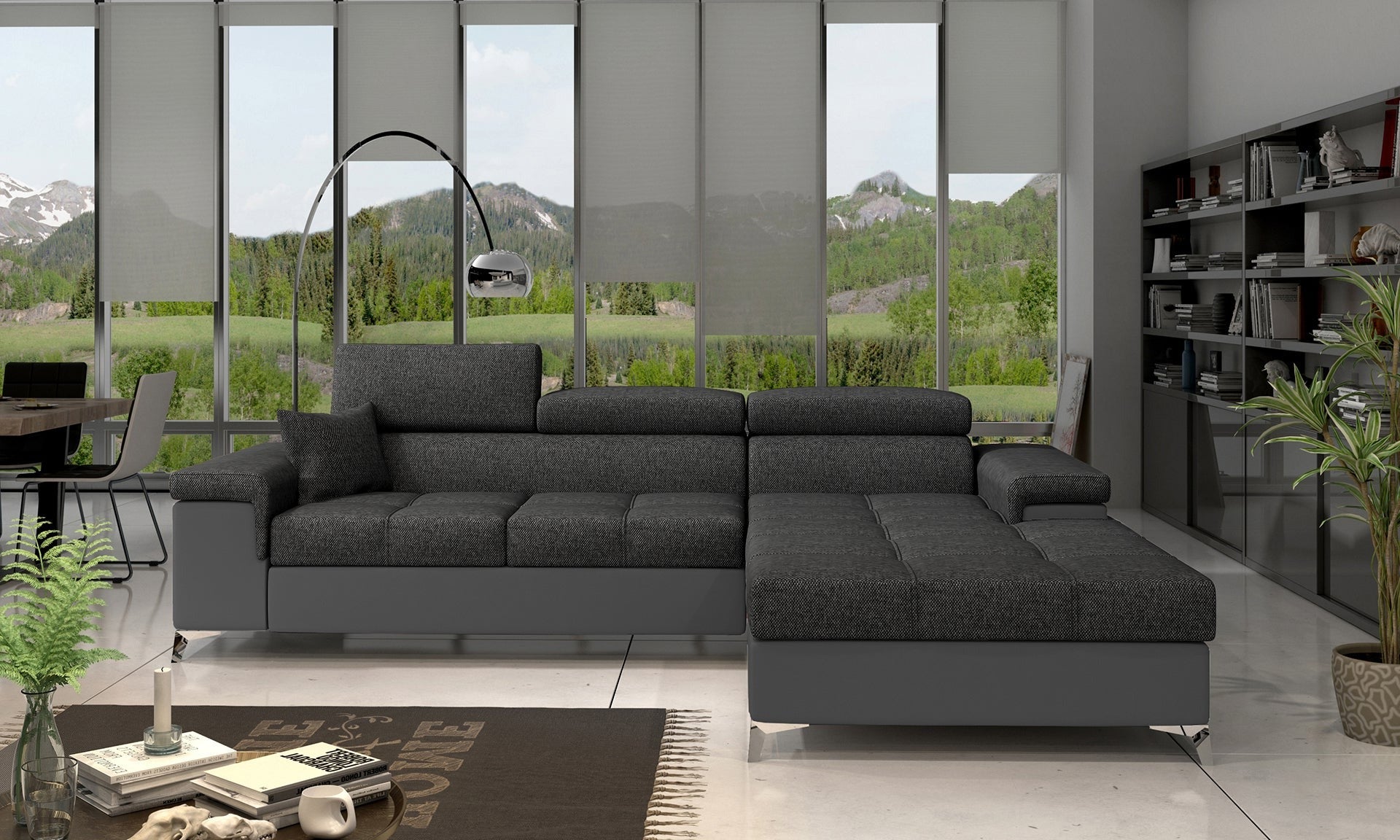 Narożnik Ricardo w kolorze Inari 96 ciemnoszary / Soft 29, układ prawy – aranżacja w salonie – nowoczesny narożnik w ciemnoszarej tkaninie z jasnymi elementami, ustawiony w przestronnym wnętrzu z dużym oknem.