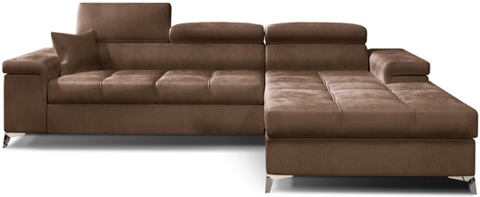 Narożnik Ricardo w tkaninie Monolith 09 jasnobrązowy, układ prawy – widok z przodu – elegancka sofa narożna w kształcie litery L z szezlongiem po prawej stronie, regulowanymi zagłówkami i pikowanym siedziskiem.