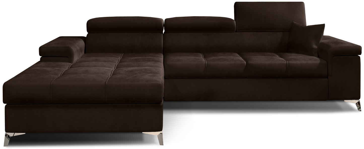 Narożnik Ricardo w tkaninie Monolith 29 brązowy, układ lewy – widok z przodu – elegancka sofa narożna w kształcie litery L z szerokim szezlongiem po lewej stronie i regulowanymi zagłówkami.