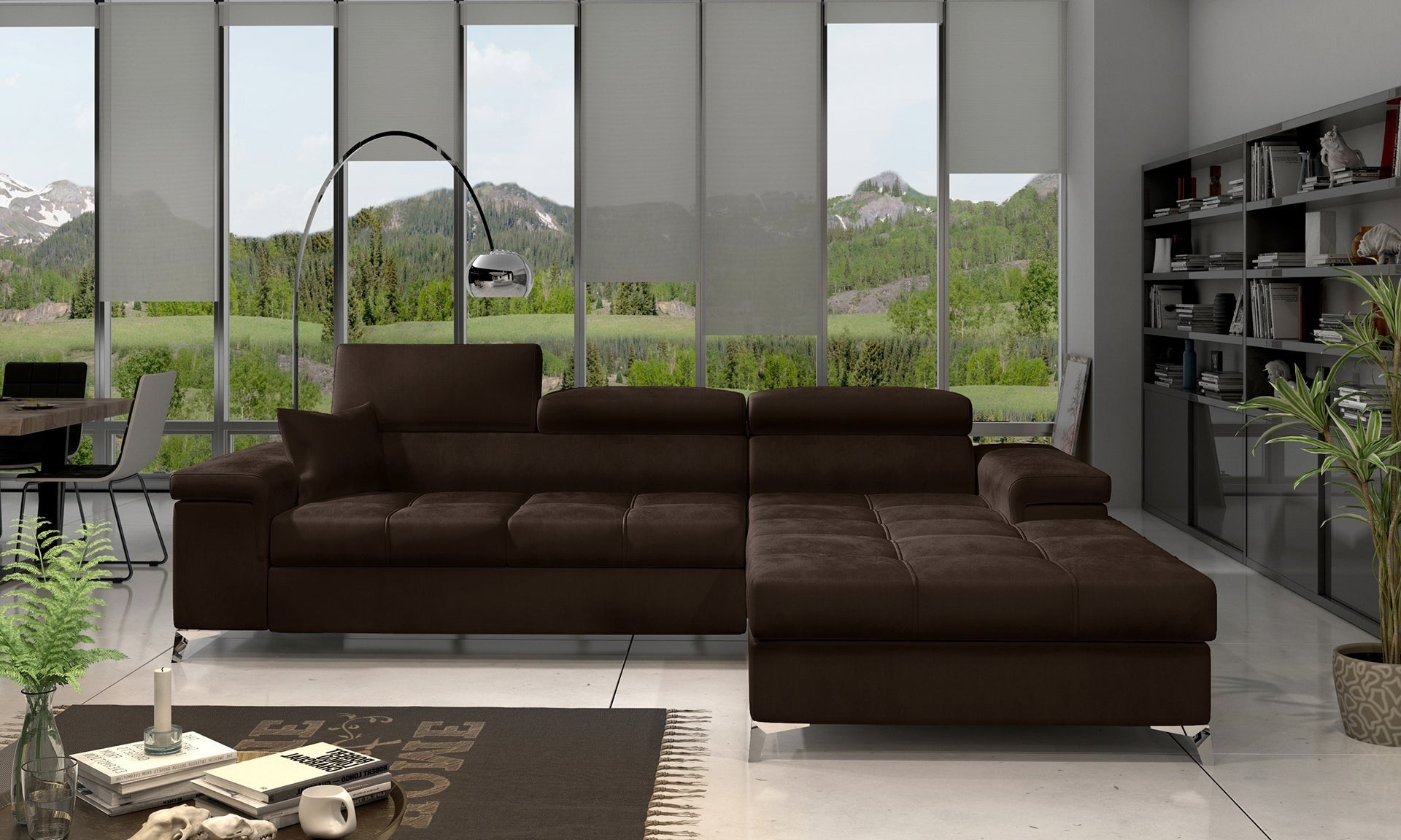 Narożnik Ricardo w kolorze Monolith 29 brązowy, układ prawy – aranżacja w salonie – narożnik w brązowej tkaninie ustawiony w przestronnym, jasnym wnętrzu z dużymi oknami i minimalistycznymi dodatkami.