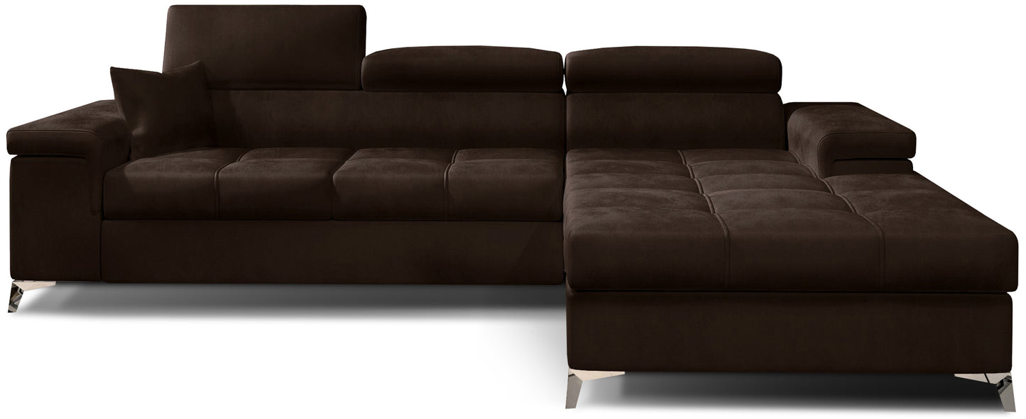 Narożnik Ricardo w tkaninie Monolith 29 brązowy, układ prawy – widok z przodu – elegancka sofa narożna w kształcie litery L z szezlongiem po prawej stronie, regulowanymi zagłówkami i pikowanym siedziskiem.