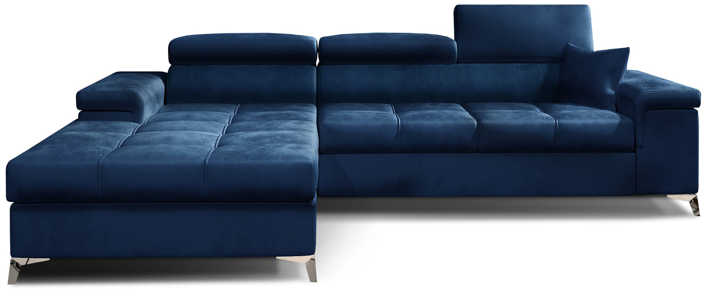 Narożnik Ricardo w tkaninie Monolith 77 niebieski, układ lewy – widok z przodu – elegancka sofa narożna w kształcie litery L z szerokim szezlongiem po lewej stronie, regulowanymi zagłówkami i pikowanym siedziskiem.