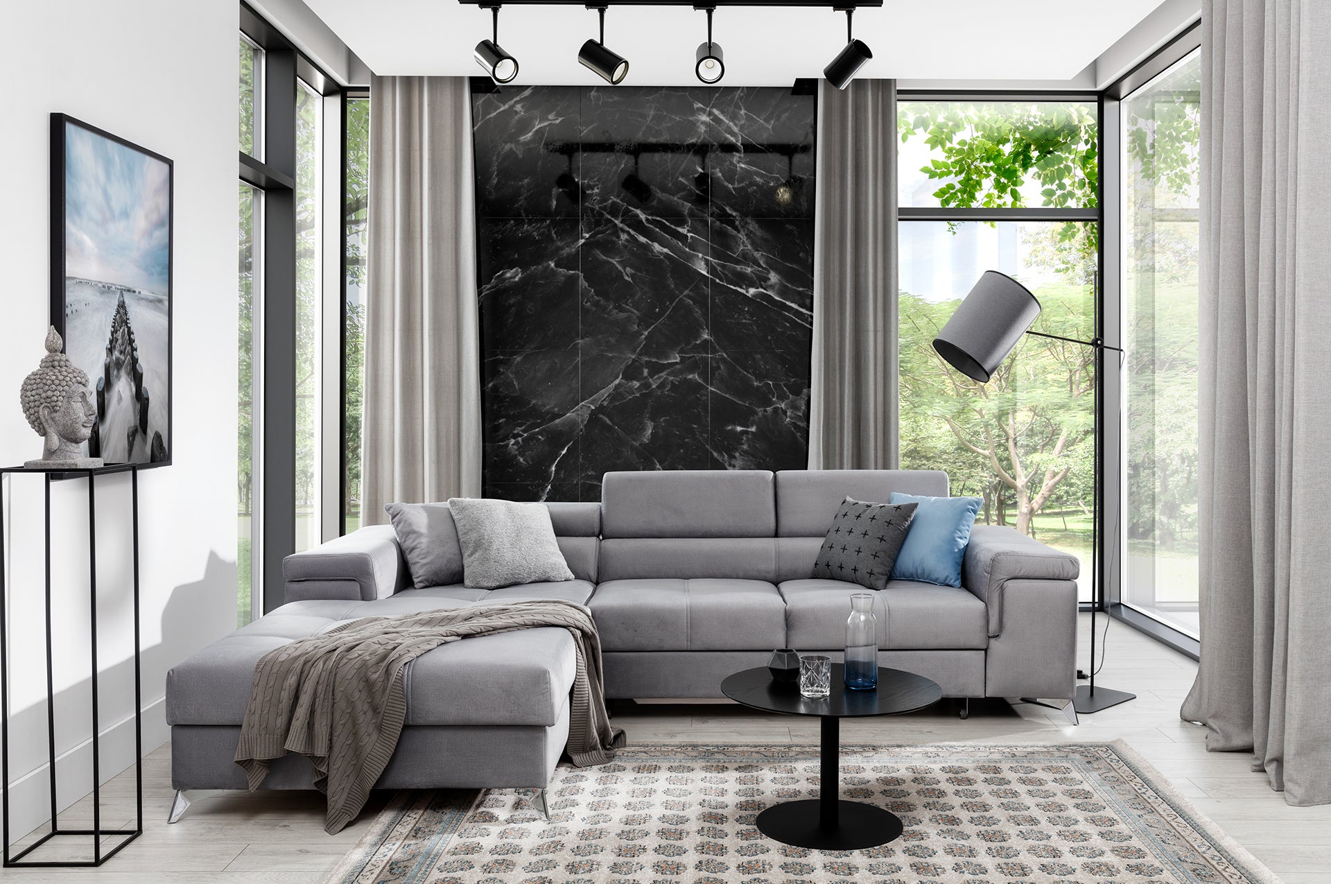 Narożnik Ricardo w kolorze Monolith 84 jasnoszary, układ lewy – aranżacja w salonie – elegancka sofa narożna ustawiona przy dużych oknach w nowoczesnym, jasnym wnętrzu z minimalistycznym wystrojem.