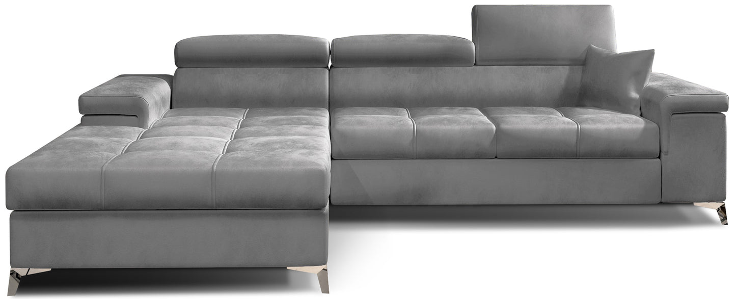 Narożnik Ricardo w tkaninie Monolith 84 jasnoszary, układ lewy – widok z przodu – nowoczesna sofa narożna z szerokim szezlongiem po lewej stronie, regulowanymi zagłówkami i miękkim pikowanym siedziskiem.