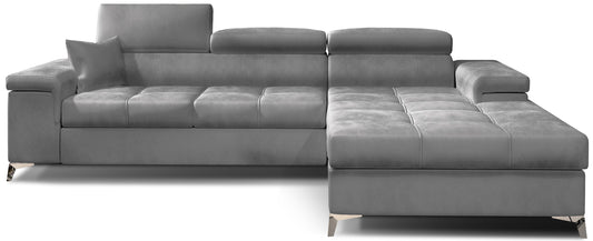 Narożnik Ricardo w tkaninie Monolith 84 jasnoszary, układ prawy – widok z przodu – nowoczesna sofa narożna w kształcie litery L z szezlongiem po prawej stronie, regulowanymi zagłówkami i pikowanym siedziskiem.