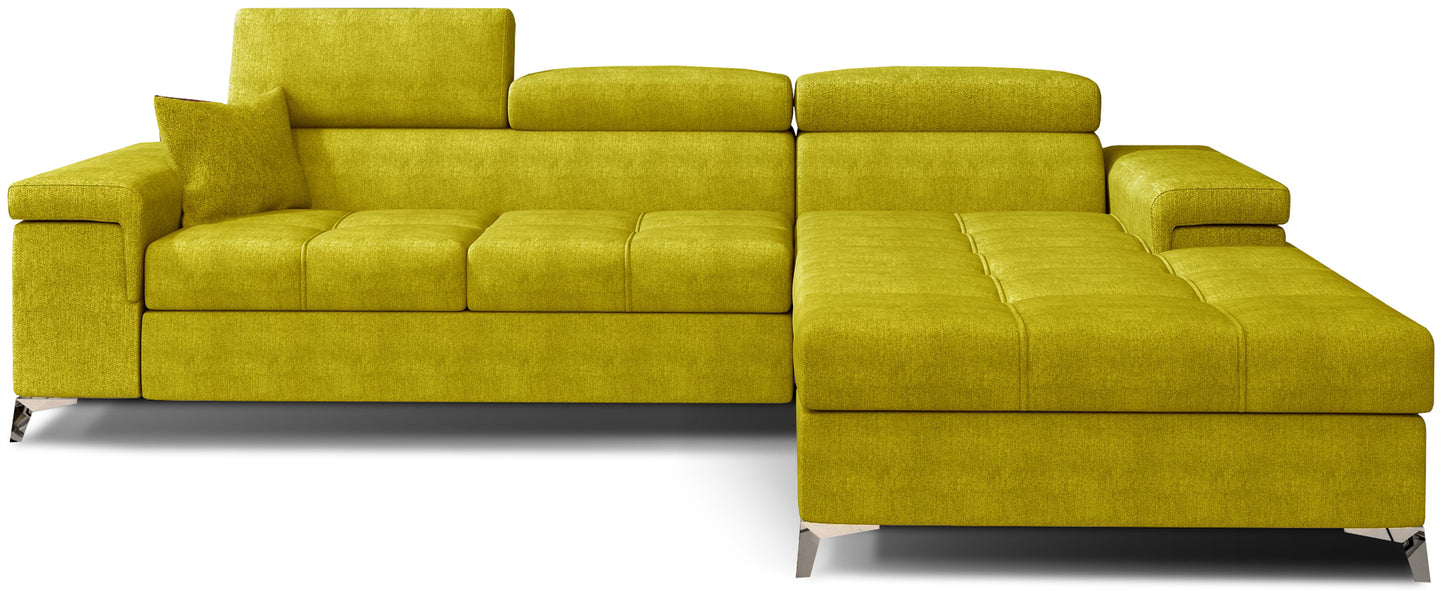 Narożnik Ricardo w tkaninie Omega 68 żółty, układ prawy – widok z przodu – elegancka sofa narożna w kształcie litery L z szezlongiem po prawej stronie, regulowanymi zagłówkami i ozdobnym pikowaniem siedziska.