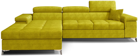 Narożnik Ricardo w układzie lewym, tapicerowany tkaniną Omega 68 żółty, z regulowanymi zagłówkami, szerokimi podłokietnikami i dekoracyjną poduszką, prezentowany na białym tle.