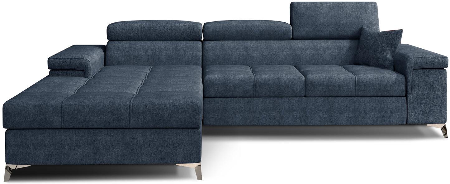 Narożnik Ricardo w układzie lewym, tapicerowany tkaniną Omega 86 jasnoniebieski, z regulowanymi zagłówkami, szerokimi podłokietnikami i poduszką dekoracyjną, prezentowany na białym tle.