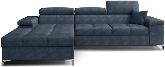 Narożnik Ricardo w układzie lewym, tapicerowany tkaniną Omega 86 jasnoniebieski, z regulowanymi zagłówkami, szerokimi podłokietnikami i poduszką dekoracyjną, prezentowany na białym tle.