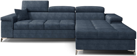 Narożnik Ricardo w tkaninie Omega 86 jasnoniebieski, układ prawy – widok z przodu – nowoczesna sofa narożna w kształcie litery L z szezlongiem po prawej stronie, regulowanymi zagłówkami i pikowanym siedziskiem.
