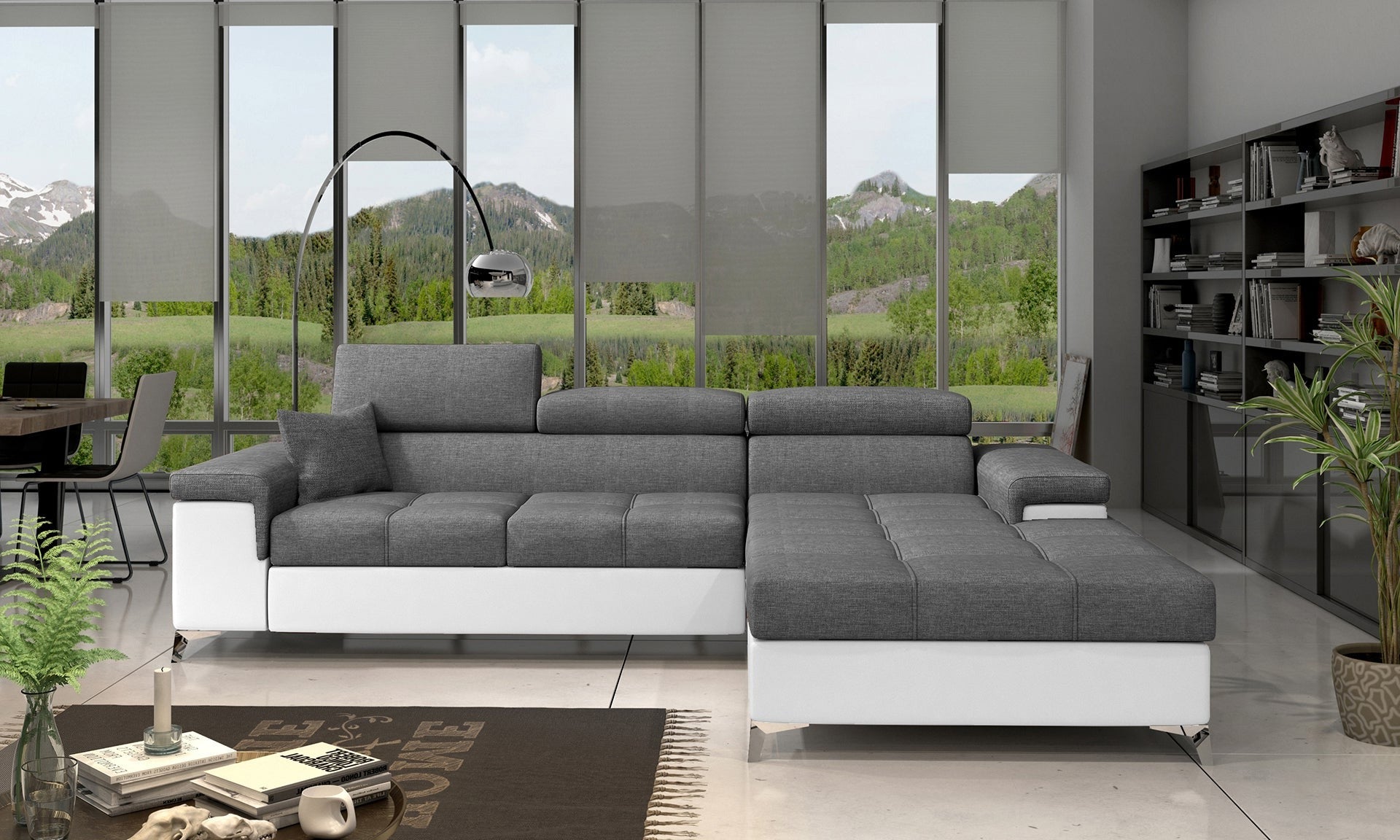 Narożnik Ricardo w kolorze Sawana 05 ciemnoszary / Soft 17, układ prawy – aranżacja w salonie – narożnik w ciemnoszarej tkaninie z jasnymi elementami, ustawiony w nowoczesnym wnętrzu z dużym oknem i minimalistycznym wystrojem.