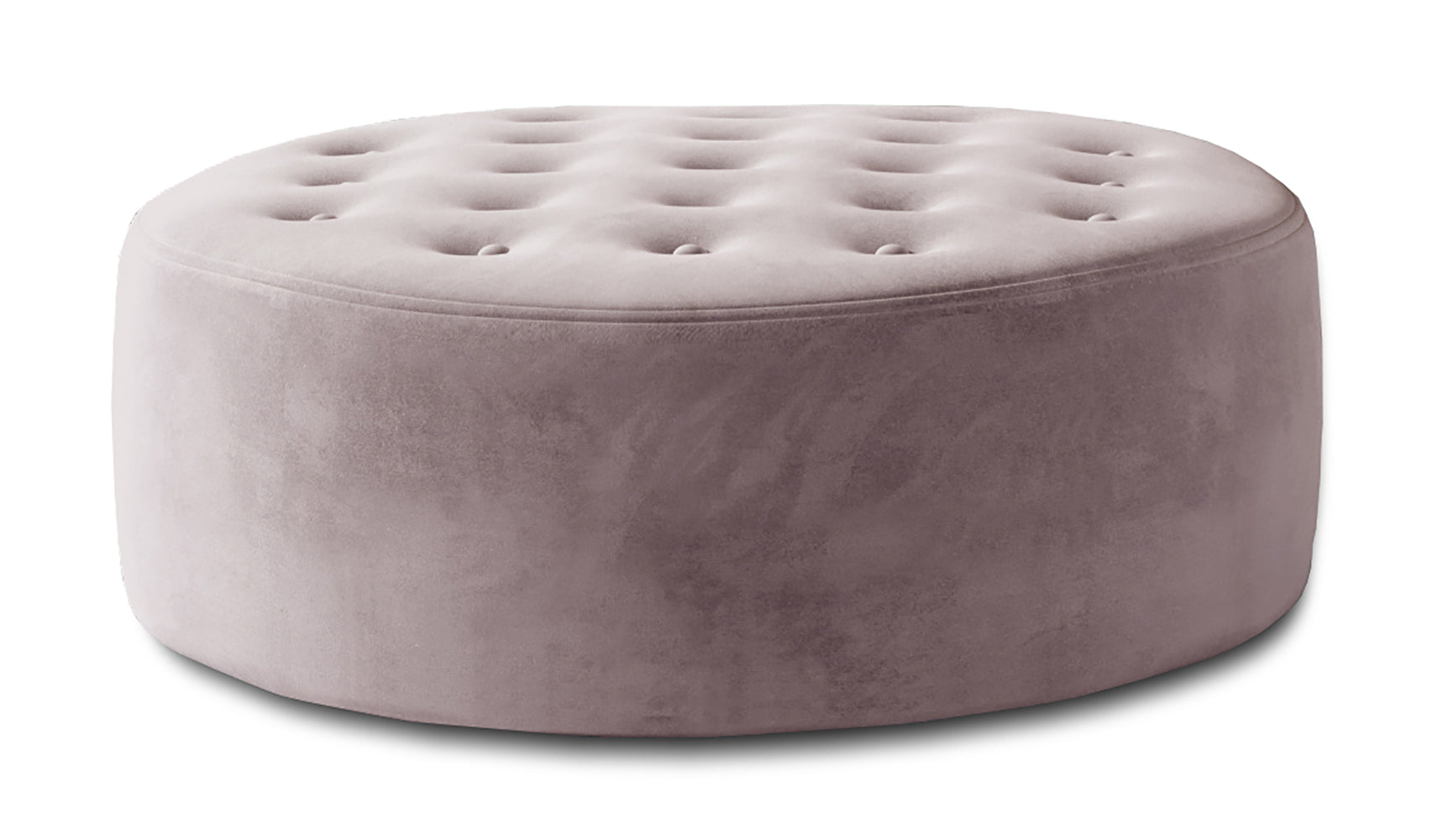 Różowa pufa Monty w tkaninie Matt Velvet 63 pokazana jako okrągły mebel tapicerowany z miękkim siedziskiem, dekoracyjnym pikowaniem i elegancką welurową strukturą.