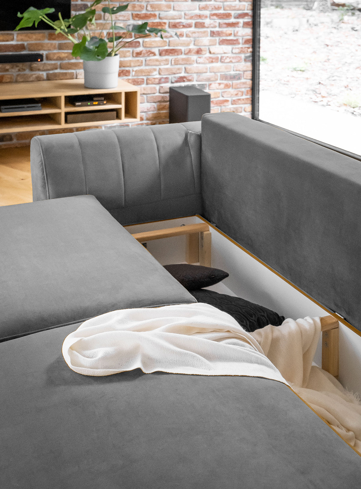 Sofa z fotelem i pufą Megis Nube w jasnoszarej odsłonie. Zestaw świetnie sprawdzi się w minimalistycznych aranżacjach wnętrz.
