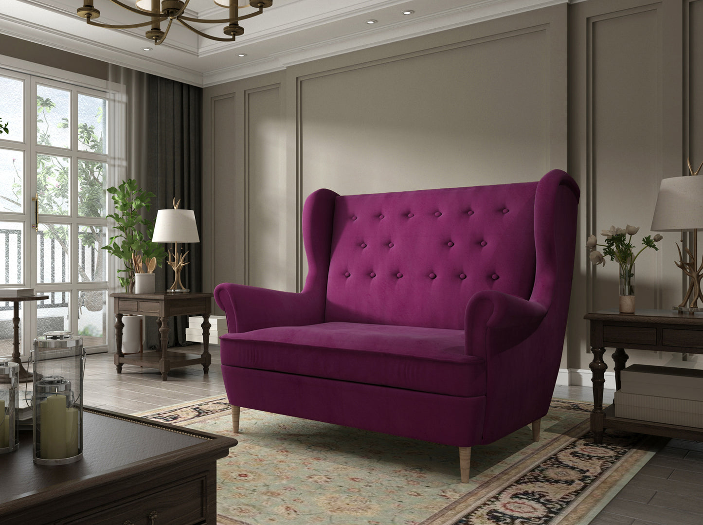 Sofa Aros w tkaninie Matt Velvet 68 bordowy – stylowa sofa w klasycznym salonie z jasnymi ścianami, dywanem i drewnianymi dodatkami.