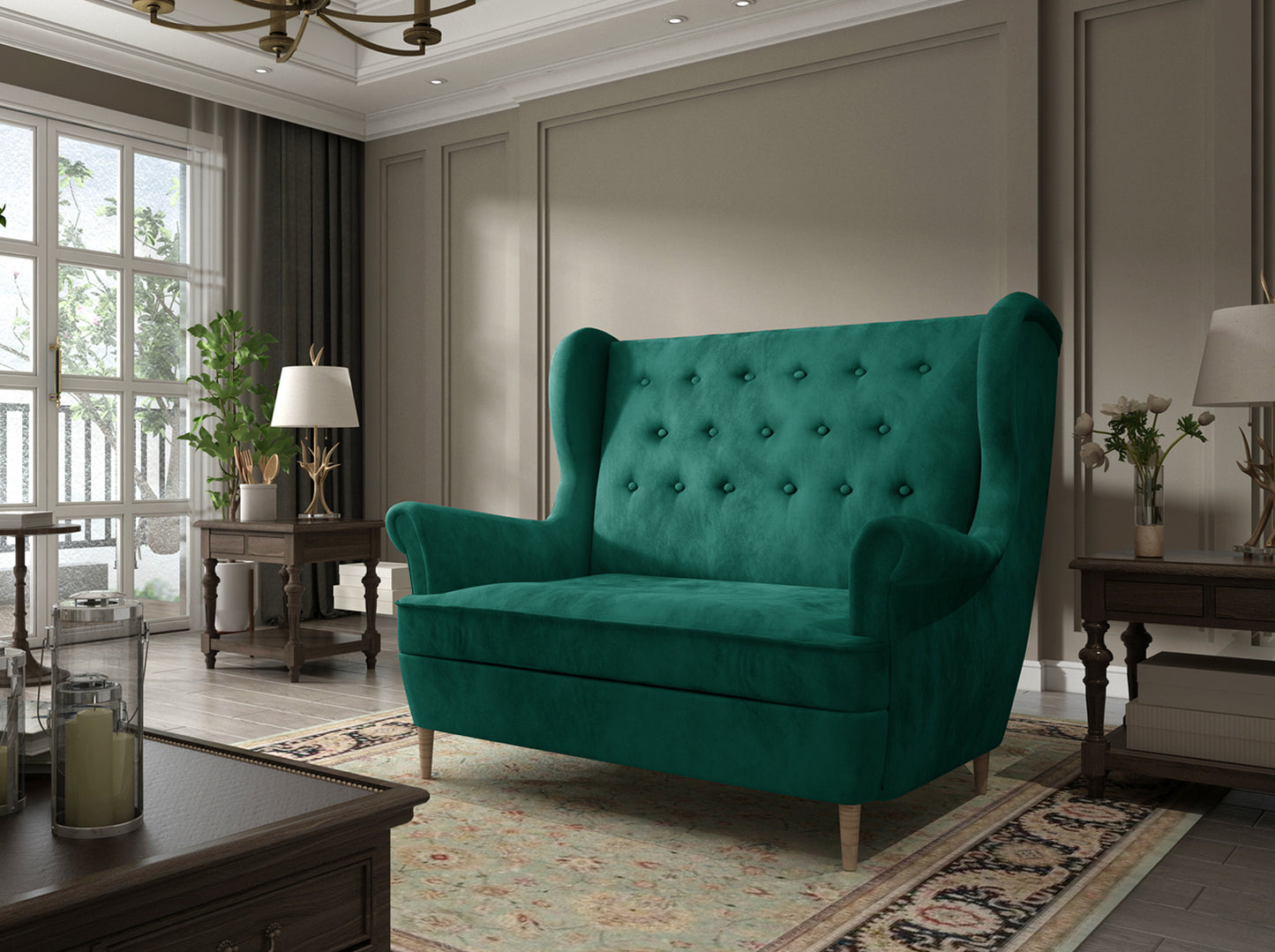 Sofa Aros w tkaninie Monolith 37 zielony – elegancka sofa w nowoczesnym salonie z jasnymi dodatkami, drewnianą podłogą i dużym oknem.