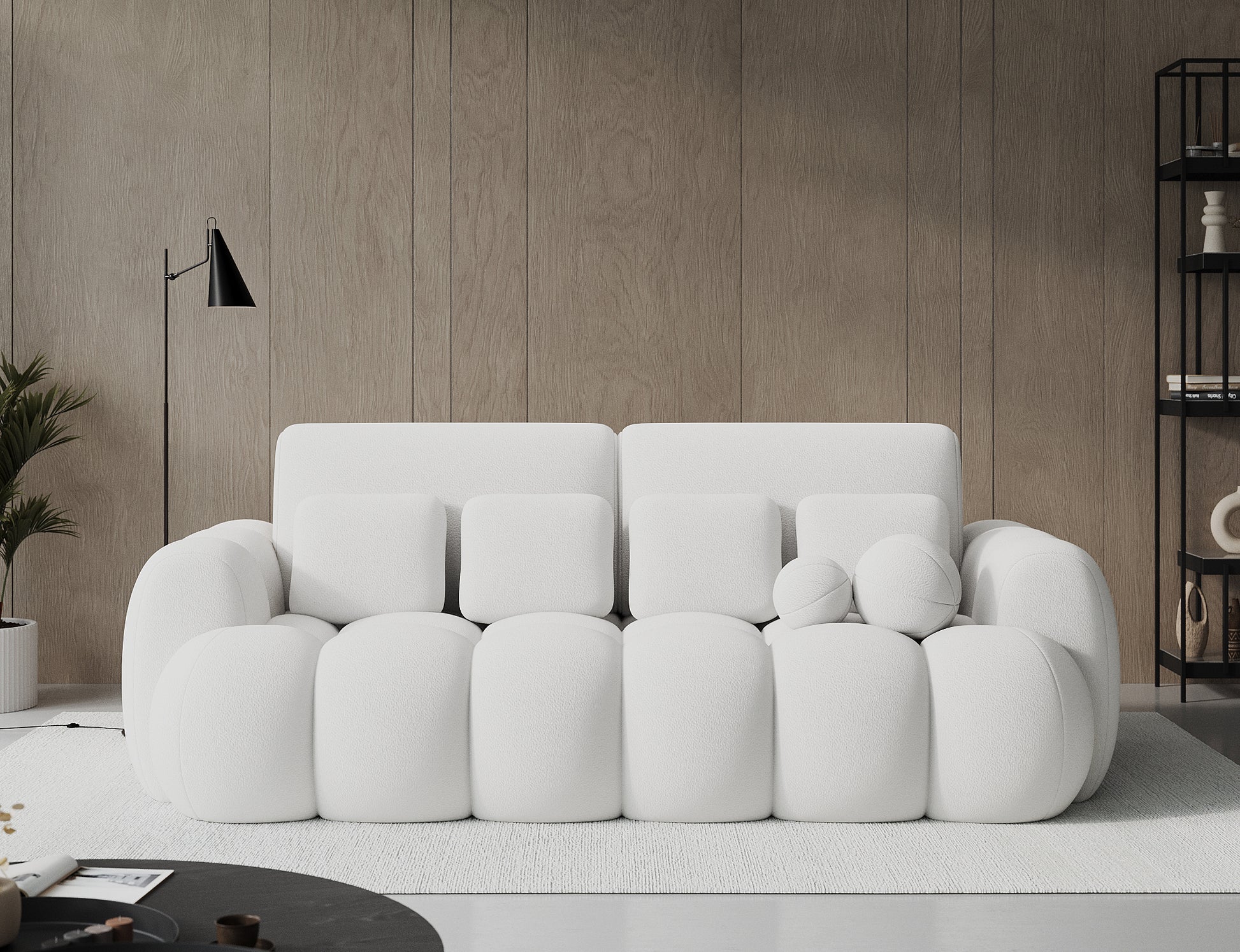 Big Sofa Cotonn w białej tkaninie Paolli 01 na tle drewnianej ściany – elegancka forma i nowoczesny styl w jednym.