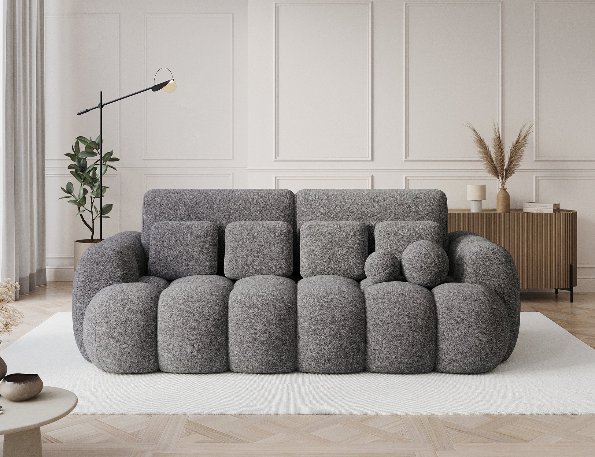 Big Sofa Cotonn w tkaninie Paolli 04 szary, z poduszkami o geometrycznych kształtach w jasnym, eleganckim wnętrzu.