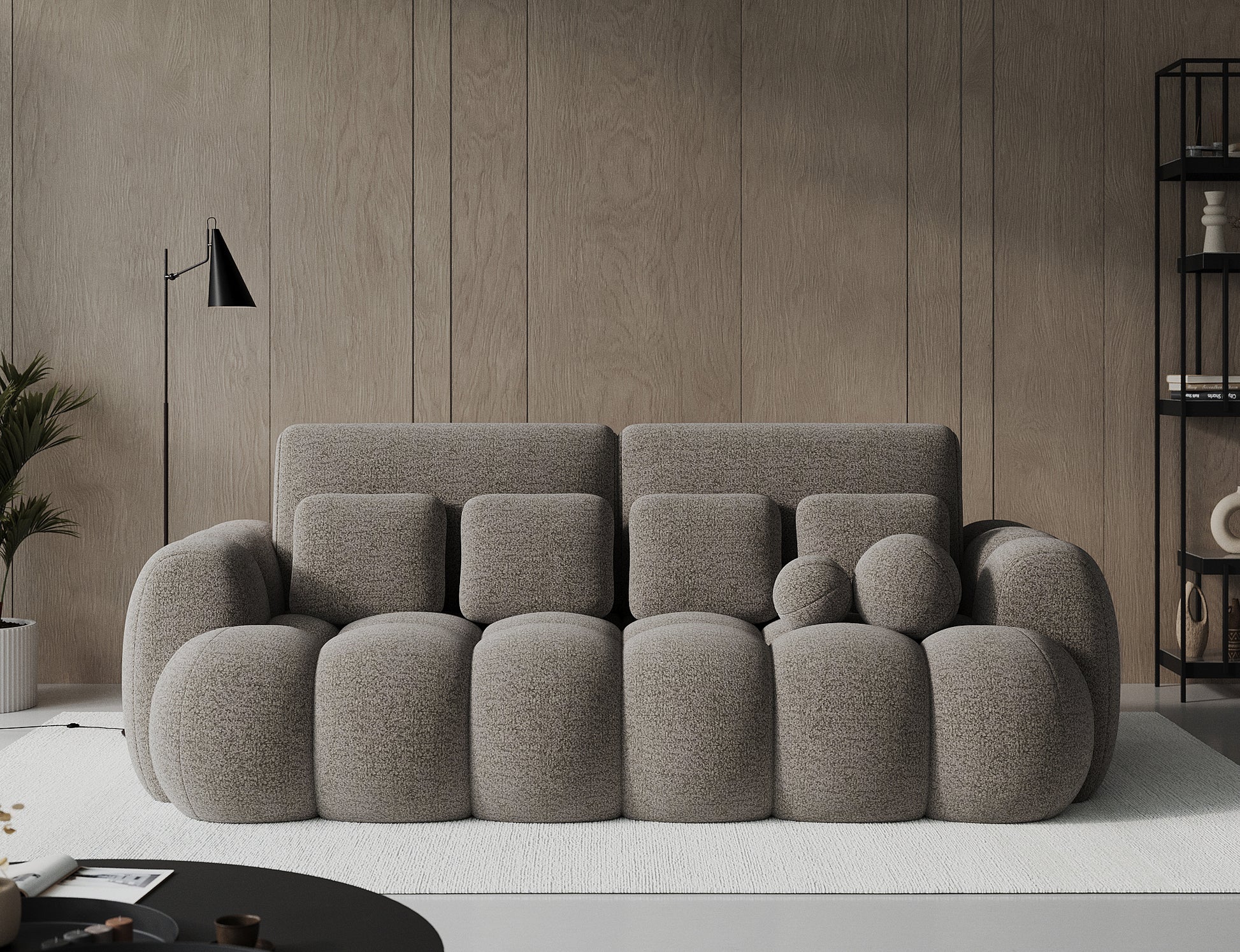 Sofa Cotonn Royal 20 w ciemnym beżu – aranżacja wnętrza z panelami drewnianymi, dywanem i czarnymi dodatkami.