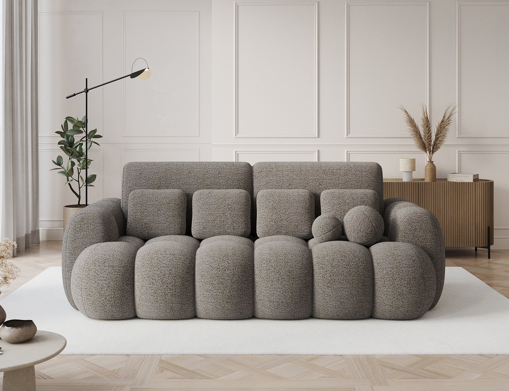 Sofa Cotonn Royal 20 w kolorze beżowym w eleganckim wnętrzu – stylowa aranżacja salonu z jasnym dywanem i ozdobami.