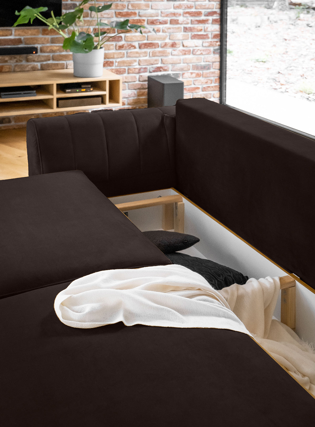 Brązowy zestaw Megis Nube z miękką tapicerką i wygodnymi siedziskami. Sofa z fotelem oraz pufą sprawdzi się w codziennym użytkowaniu.
