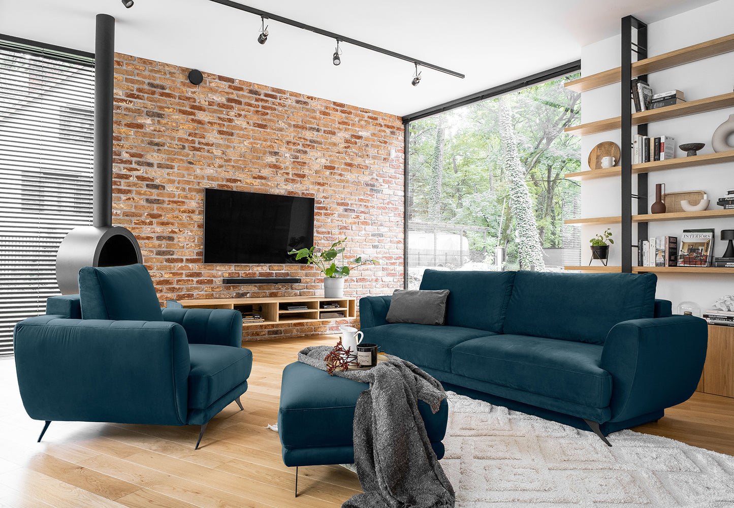 Zestaw Megis Nube w kolorze granatowym tworzy komfortową przestrzeń do relaksu. Sofa, fotel oraz pufa idealnie sprawdzają się w nowoczesnym salonie.
