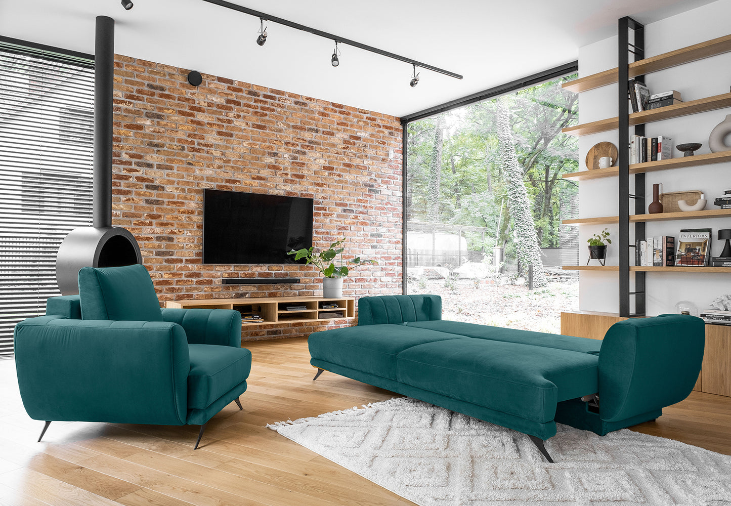 Nowoczesny zestaw wypoczynkowy Megis Velvet w kolorze zielonym. Sofa z fotelem i pufą tworzy spójną aranżację salonu.
