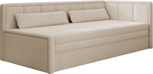 Sofa Fulgeo prawy Royal 18 kremowy – ujęcie skośne, tapicerka boucle i pionowe przeszycia oparcia w nowoczesnym wnętrzu.