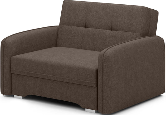 Brązowa sofa Laine 1-osobowa z tkaniny Poco 22 na białym tle – widok skośny, katalogowe ujęcie prezentujące formę i proporcje mebla.