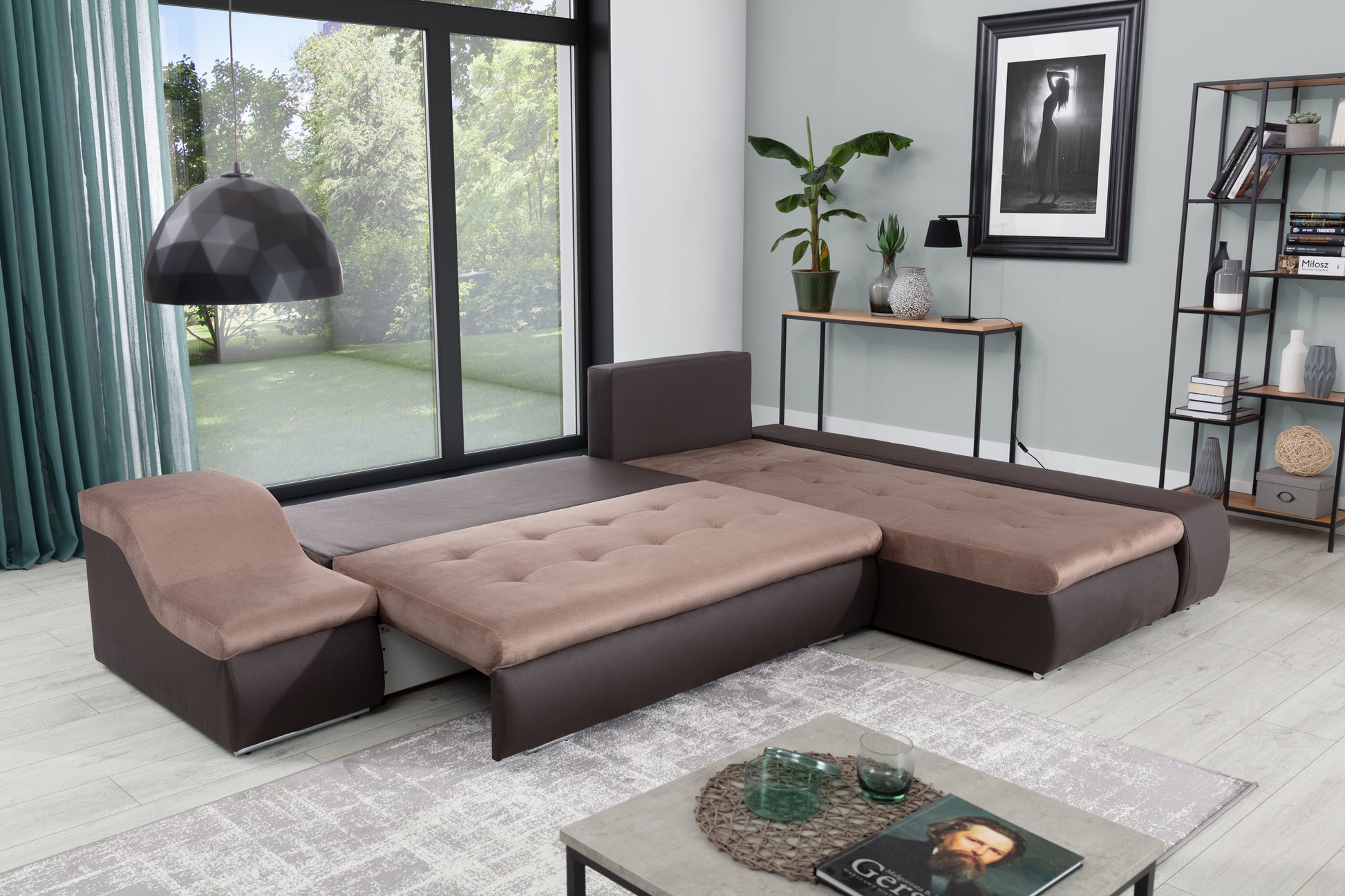Brązowa sofa narożna Ontario w zestawieniu jasnego i ciemnego odcienia, ustawiona w eleganckim salonie z dekoracjami i stolikiem kawowym, pokazuje jak stworzyć komfortową i funkcjonalną przestrzeń wypoczynkową