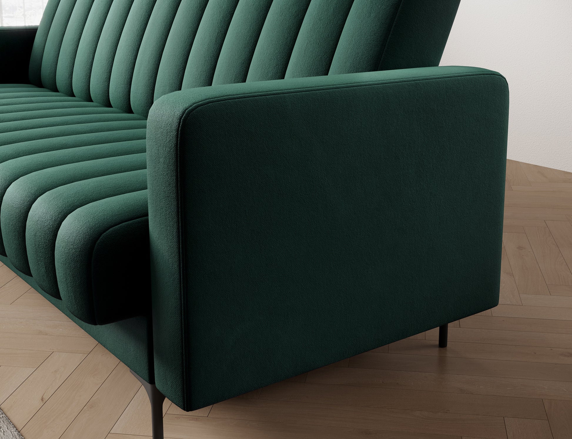 Zbliżenie na podłokietnik sofy Roneyy Lukso 35 zielony z widocznym przeszyciem i miękkim wykończeniem tapicerki o eleganckim wyglądzie