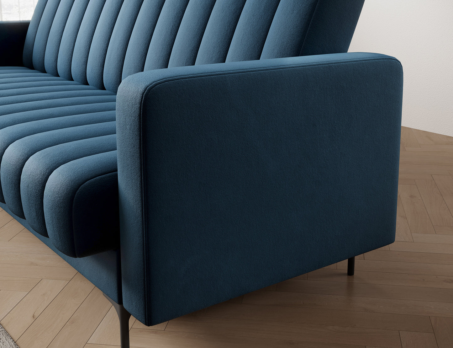 Zbliżenie na boczek sofy Roneyy w granatowej tkaninie Lukso 40 – minimalistyczna forma i zaokrąglone krawędzie nowoczesnego mebla.