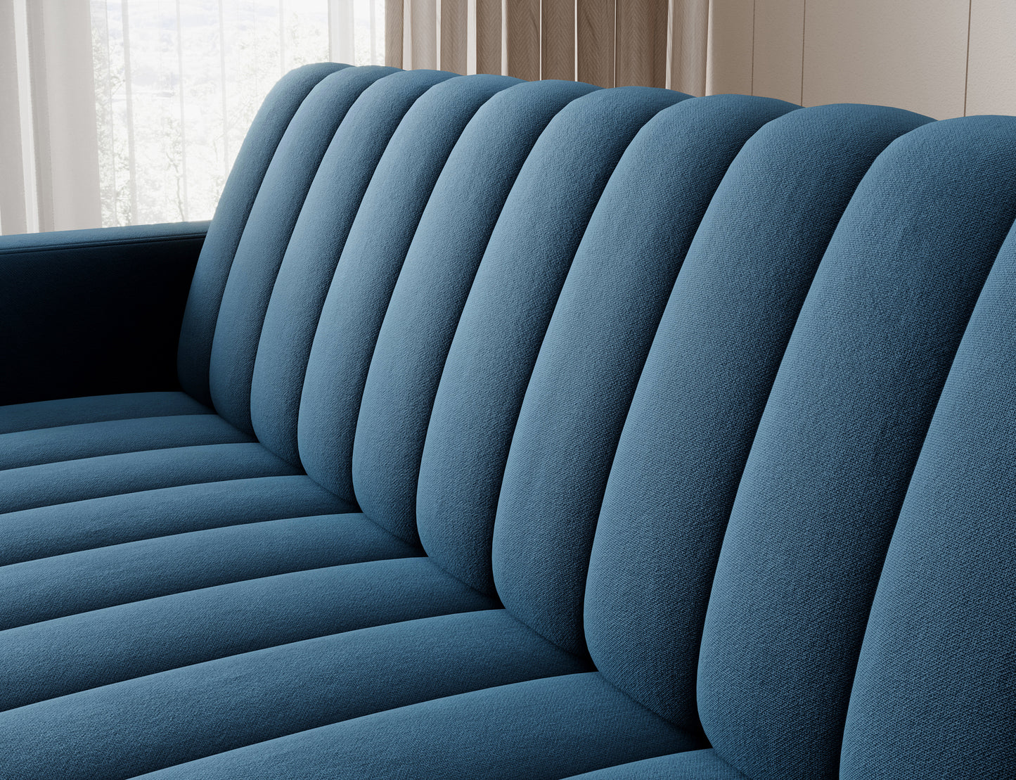 Pikowane oparcie sofy Roneyy w tkaninie Lukso 40 – efektowny rytm pionowych przeszyć w głębokim granacie.