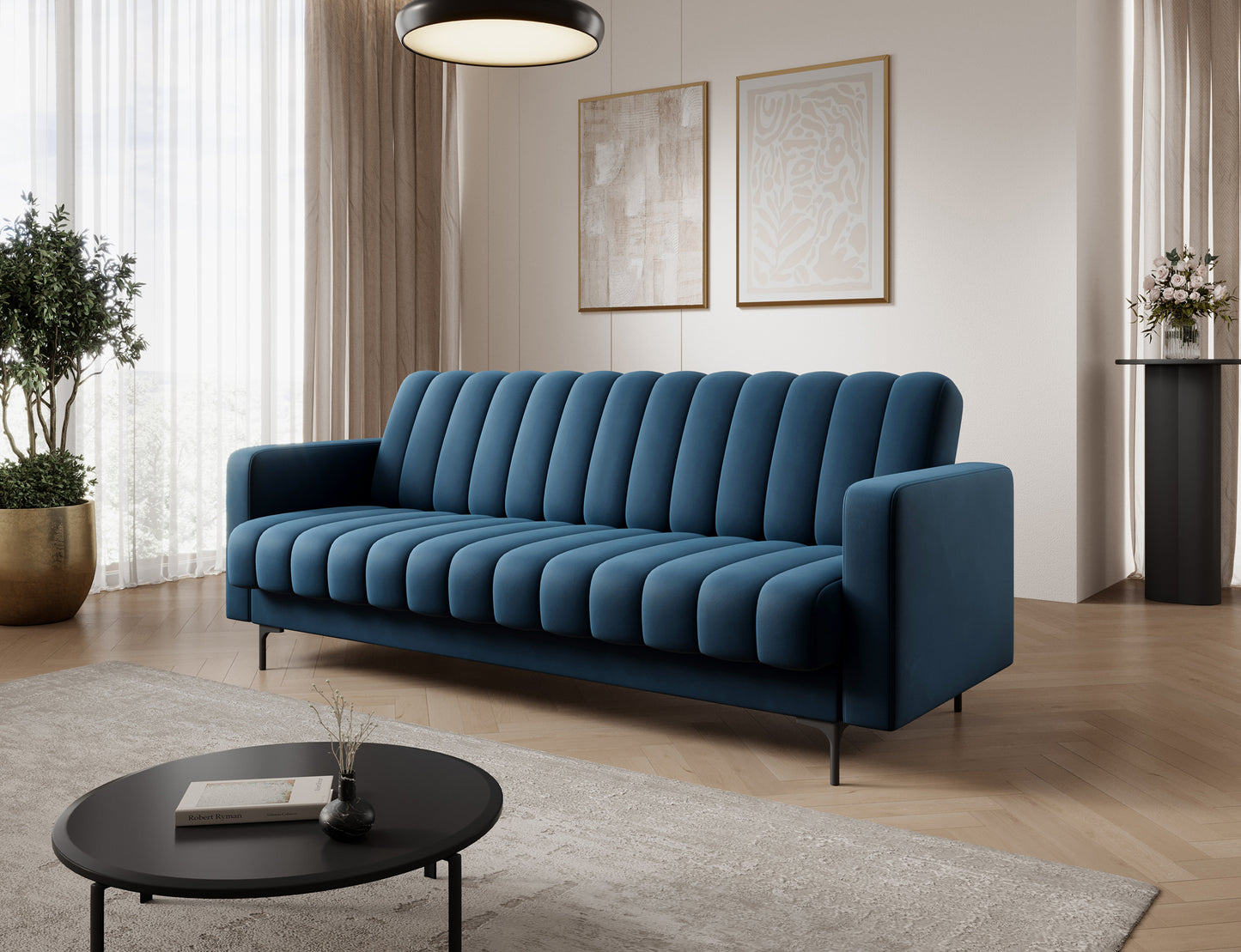Granatowa sofa Roneyy w aranżacji salonu – nowoczesny design, pionowe przeszycia i wysokie plastikowe nóżki.