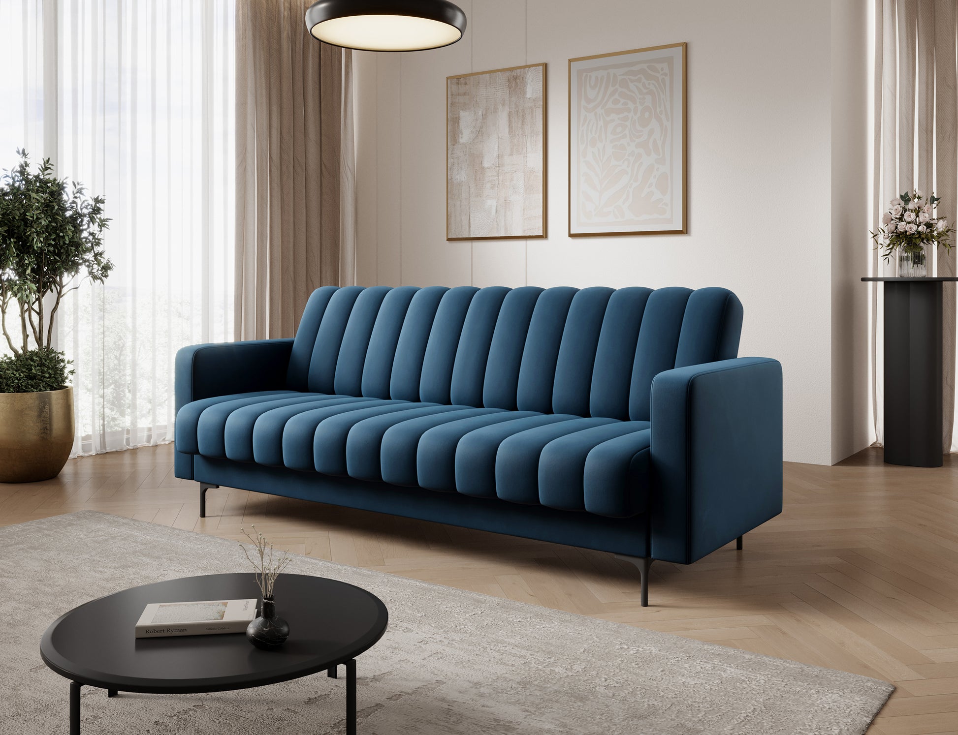 Granatowa sofa Roneyy w aranżacji salonu – nowoczesny design, pionowe przeszycia i wysokie plastikowe nóżki.
