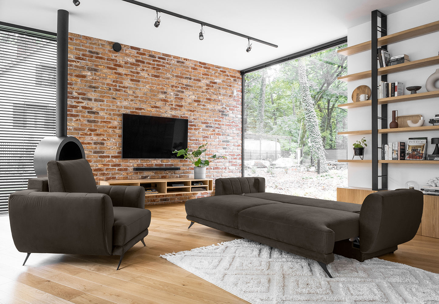 Sofa velvet w odcieniu antracytowym z fotelem i podnóżkiem Megis Velvetmat 10. Komplet łączy komfort użytkowania z designerską formą.
