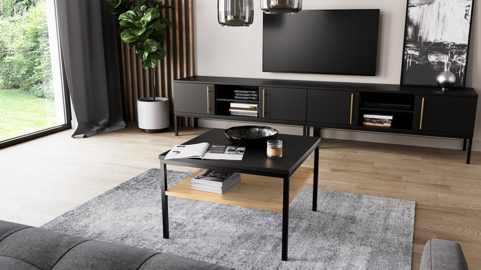 Kwadratowy stolik kawowy Lanzi z czarnym blatem i drewnianą półką, w tle czarna szafka RTV na wysokich metalowych nogach.