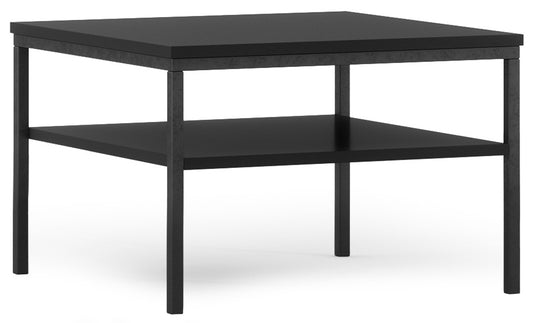 Stolik kawowy Lanzzi w kolorze Czarny mat/Dąb artisan — kwadratowy stelaż z czarnych, metalowych nóg podtrzymuje czarny, matowy blat i prostą, odsłoniętą półkę z jasnego drewna dębowego.