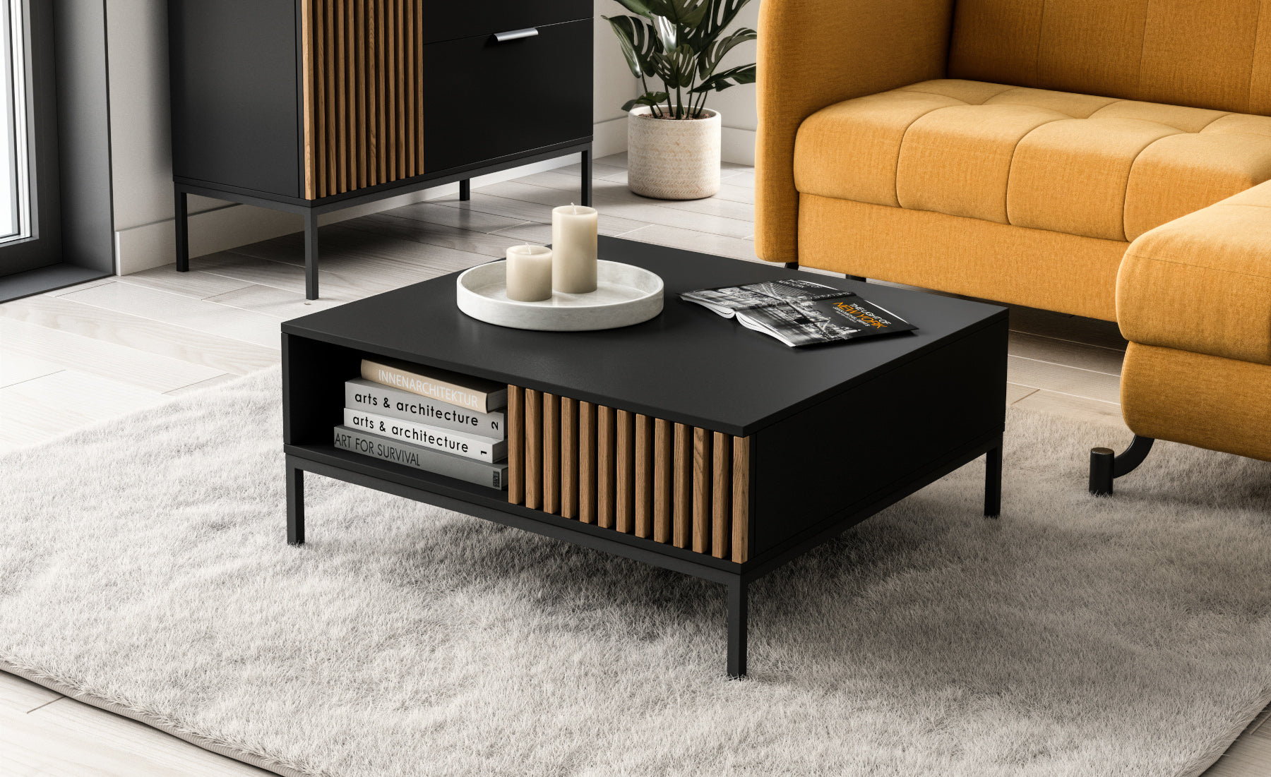 Stolik Meorati przy sofie w salonie; półka otwarta, lamelowy front.