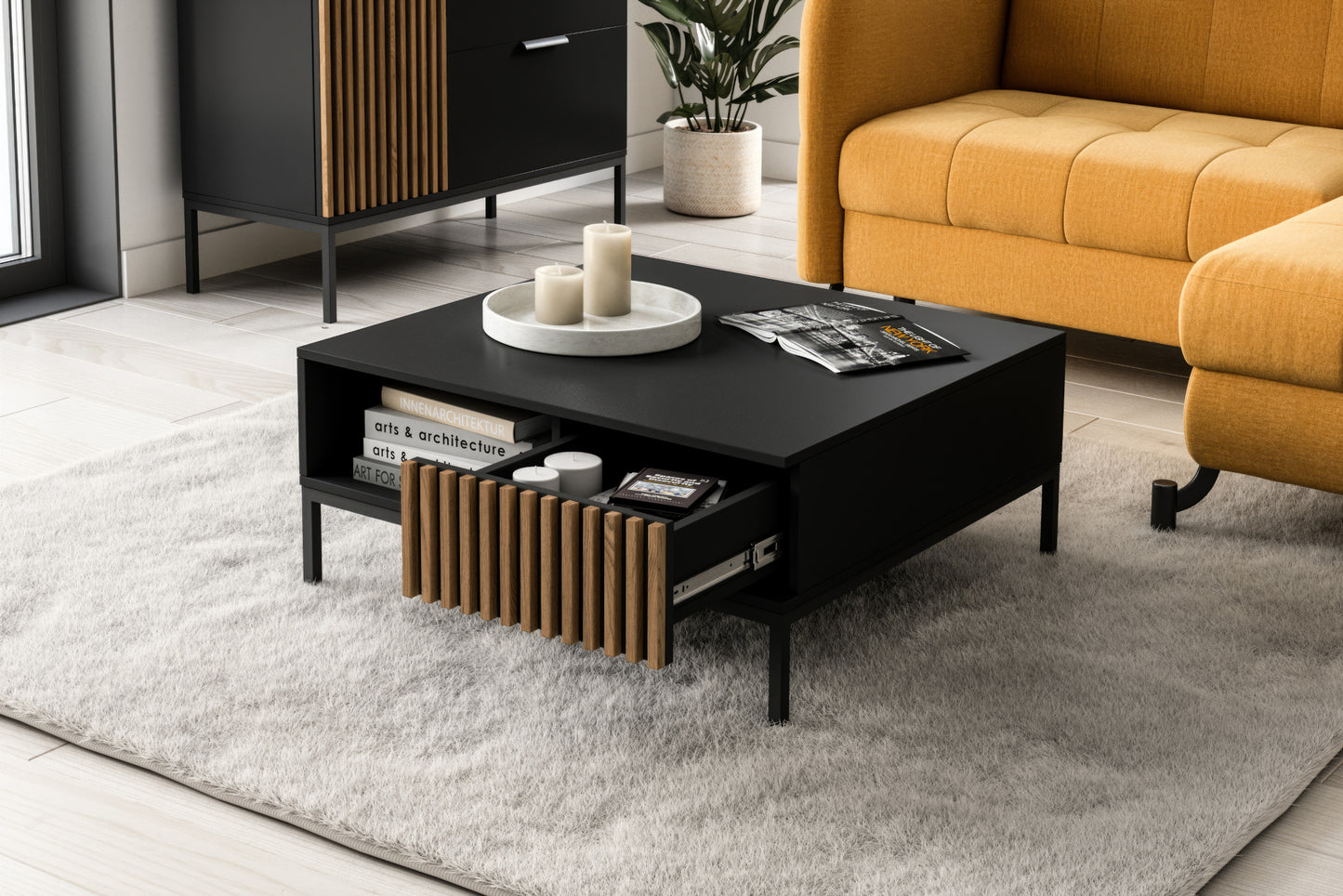 Stolik Meorati w szerokim kadrze salonu; lamelowy front i otwarta półka.