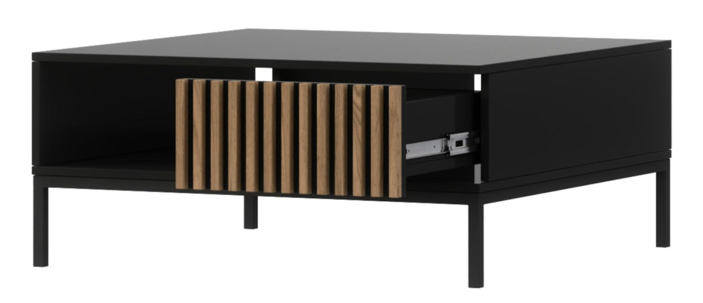 Bok i front stolika Meorati; lamelowy akcent i otwarta półka.