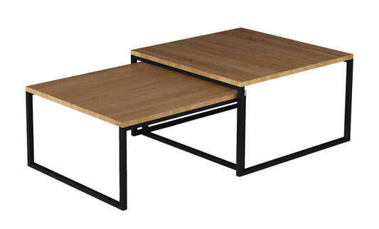 Zestaw stolików kawowych Nevio w kolorze brązowym – dwa prostokątne stoliki z blatami w odcieniu jasnego drewna i czarnymi, metalowymi ramami w stylu industrialnym.