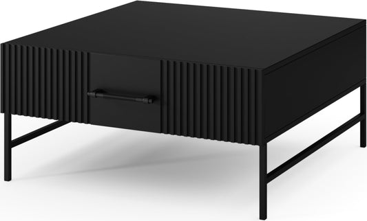 Nowoczesny stolik kawowy Raftt na białym tle – stylowe połączenie funkcjonalności, minimalistycznej formy i eleganckiego designu.