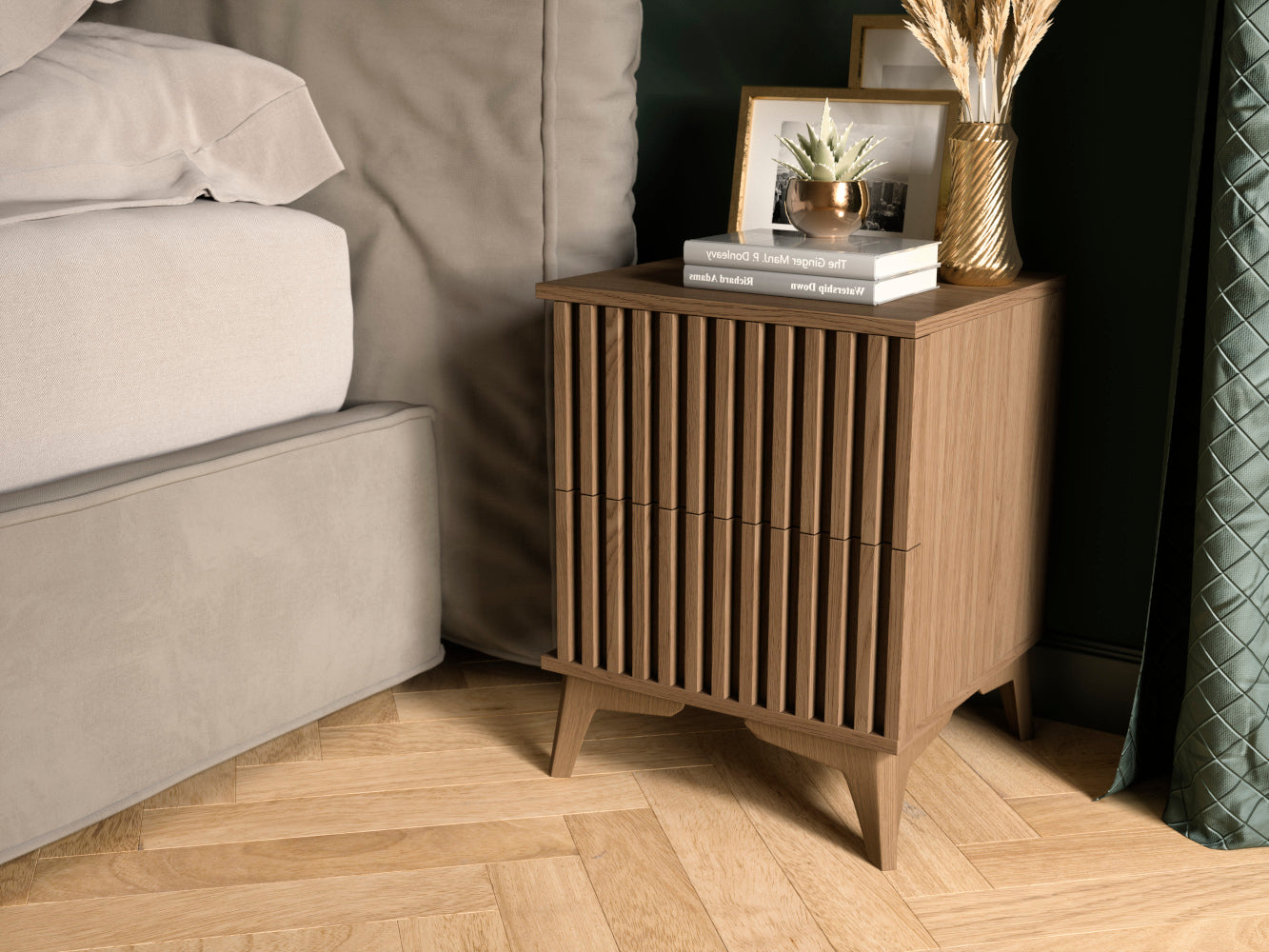 Stolik nocny Entsian przy łóżku – aranżacja sypialni.