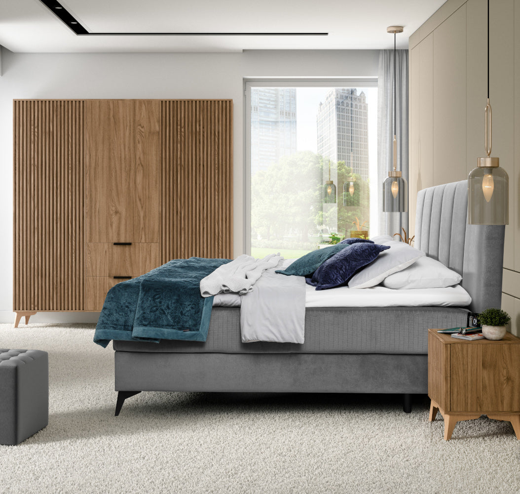 Stolik nocny Entsian w nowoczesnej sypialni – szeroki kadr.