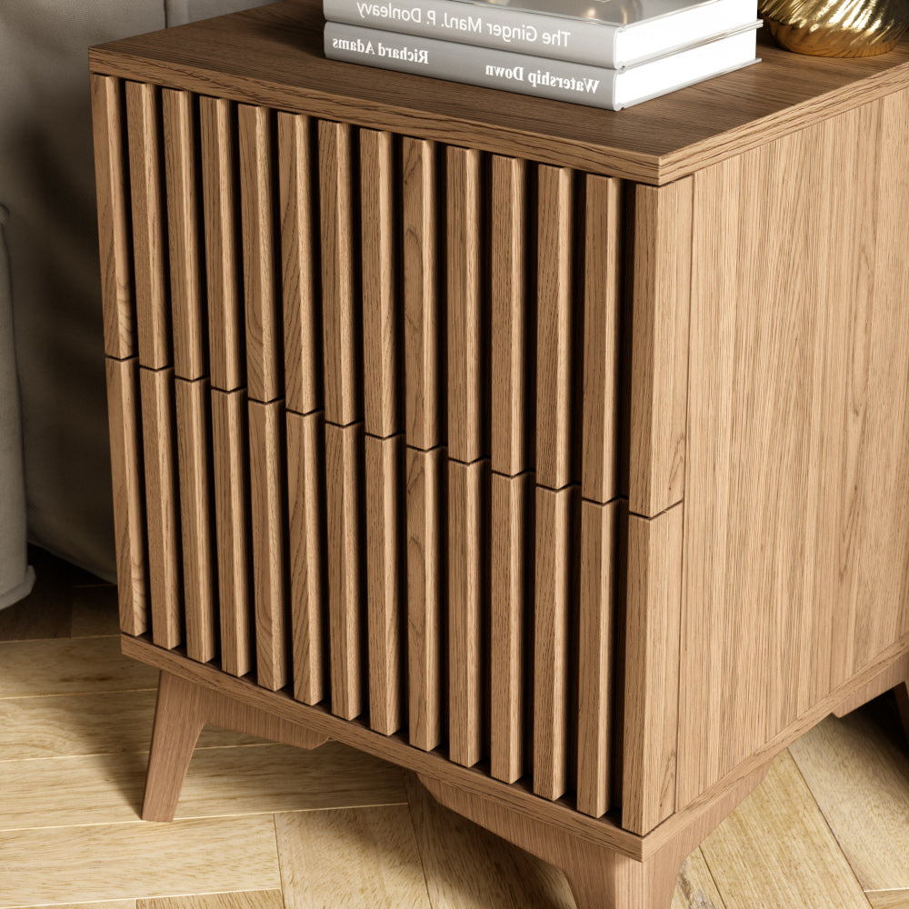 Detal lamelowego frontu stolika nocnego Entsian.